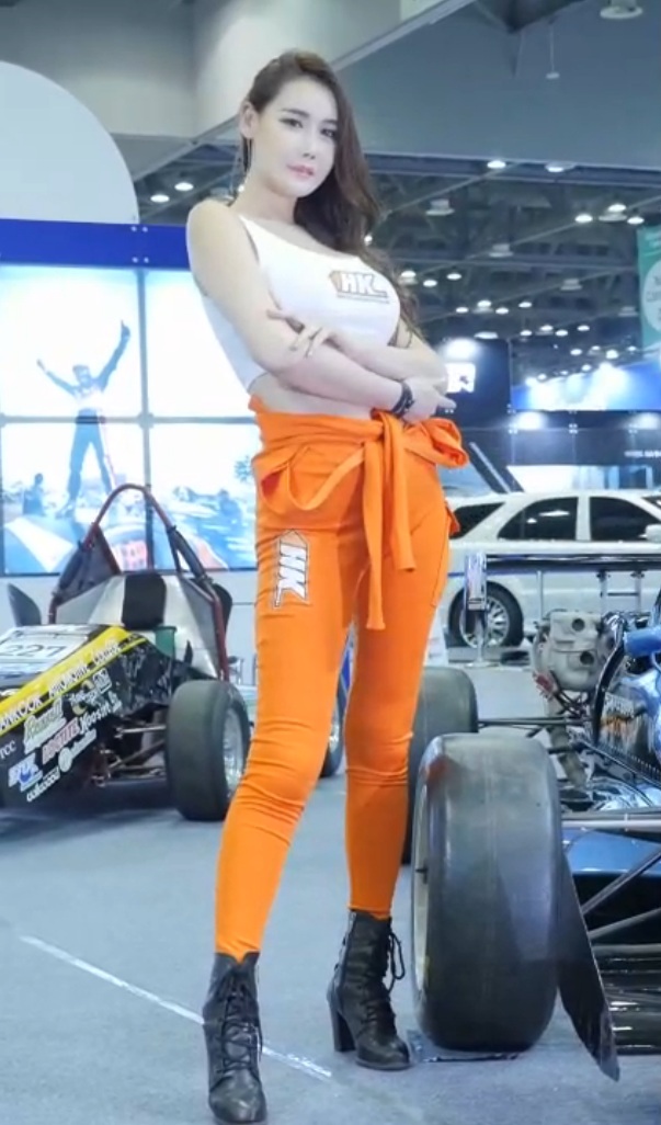 [会展模特] 韩国车展姓感模特精选饭拍[1V/294M] 黄色赛车服插图2