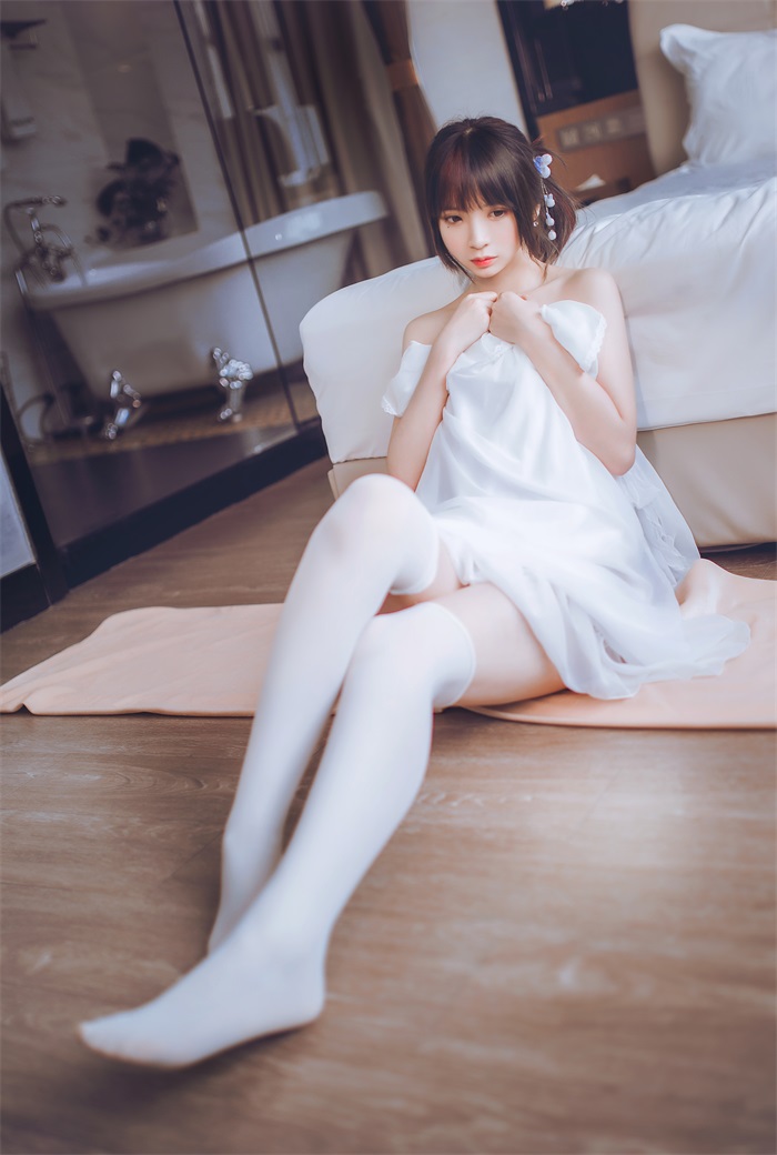 网荭Coser@疯猫ss -白色睡衣 [24P/182MB]插图2