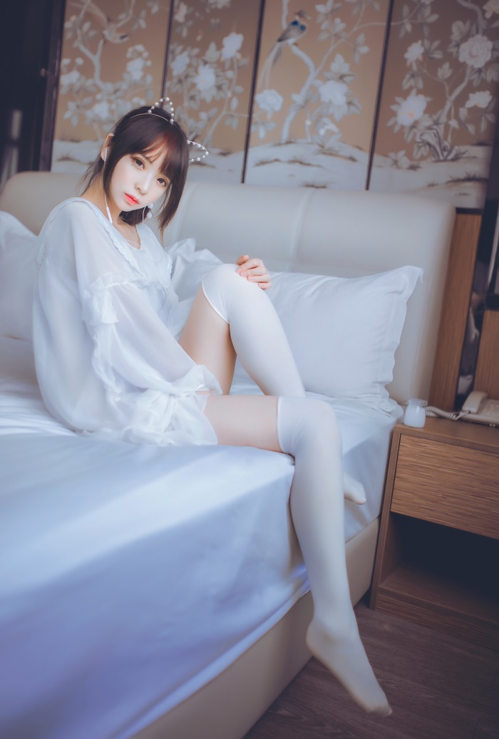 网荭Coser@疯猫ss -白色睡衣 [24P/182MB]插图