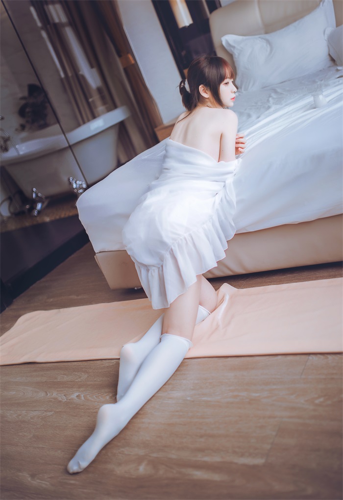 网荭Coser@疯猫ss -白色睡衣 [24P/182MB]插图1
