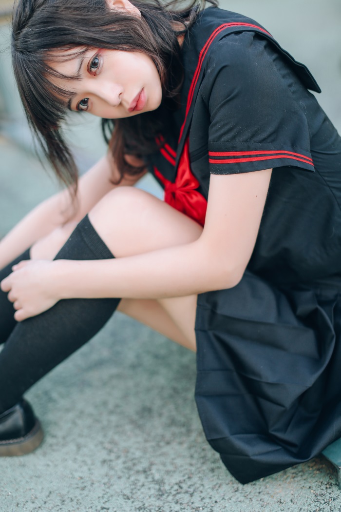 网荭Coser@疯猫ss – 户外黑色至服JK [18P/155MB]插图1