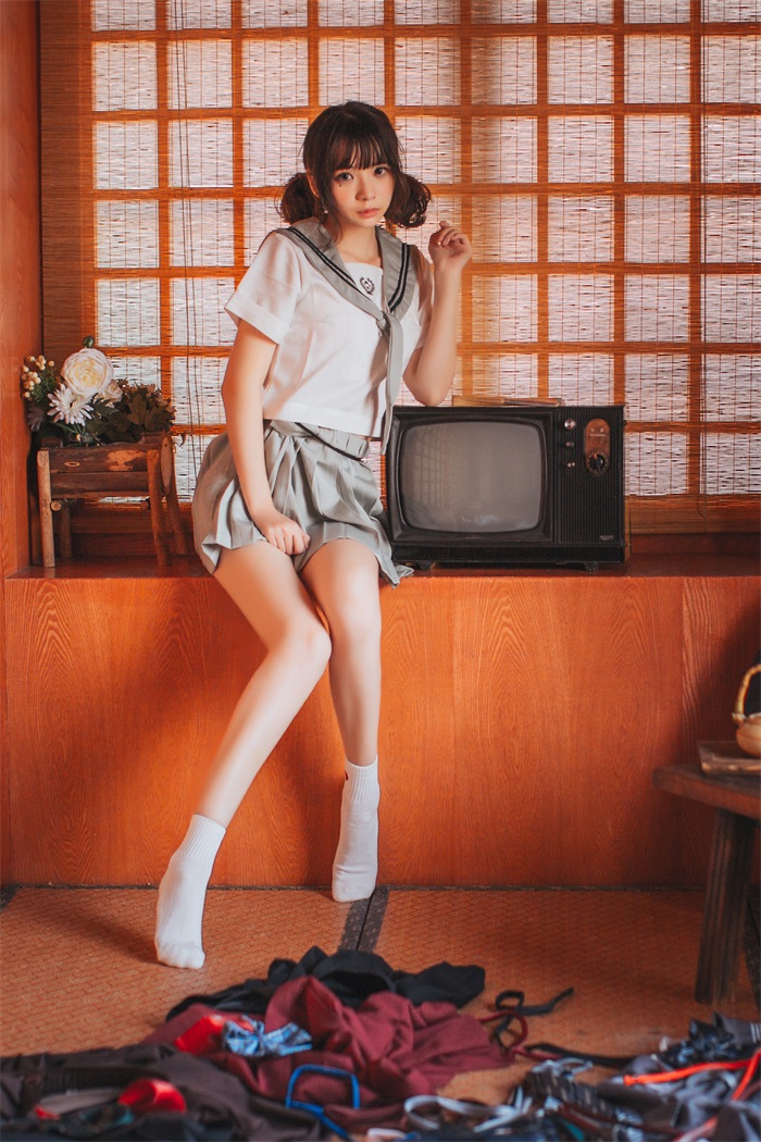 网荭Coser@疯猫ss – 白袜子 日式JK [24P/295MB]插图1
